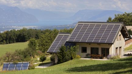 Une maison équipée de panneaux solaires à Chambéry, en Savoie, le 5 août 2023. (VINCENT ISORE / MAXPPP)