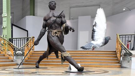 "Le Lanceur" est une sculpture du Sénégalais&nbsp;Ousmane Sow, qui a réalisé de nombreuses œuvres monumentales. "Il y a dans mes sculptures une exagération. C’est voulu. C’est la recherche de la puissance et de la traduction de la vie", disait-il. (ALAIN JOCARD / AFP)