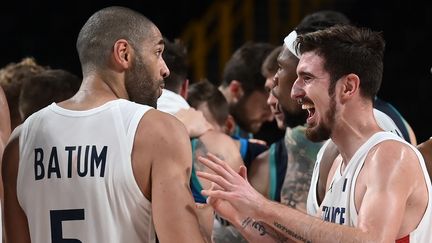 Nicolas Batum et Nando De Colo en demi-finale des Jeux olympiques de Tokyo, à Saitama, le 5 août 2021. (ARIS MESSINIS / AFP)