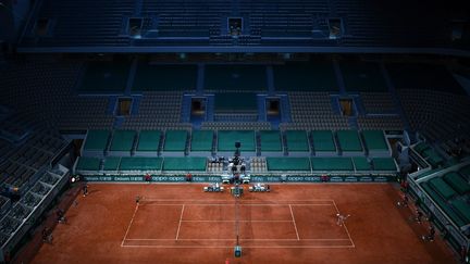 Le court Philippe-Chatrier à Roland-Garros, dans la soirée du 7 juin 2021. (CHRISTOPHE ARCHAMBAULT / AFP)