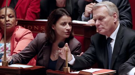 C&eacute;cile Duflot, ministre du Logement, dont la loi a &eacute;t&eacute; censur&eacute;e, et Jean-Marc Ayrault, Premier ministre, le 24 octobre 2012 &agrave; l'Assembl&eacute;e nationale. (JACQUES DEMARTHON / AFP)