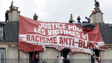 Des activites de Génération identitaire déploient une banderiole où il est inscrit "Justice pour les victimes du racisme anti-blanc",&nbsp;place de la République à Paris, le 13 juin 2020. (THOMAS SAMSON / AFP)