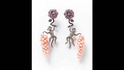 Pendants d&#039;oreilles &quot;Bestiaire&quot; en or rose, or gris noircis, sertie de rubis clairs, de diamants et d&#039;opales roses
 (Lydia Courteille)