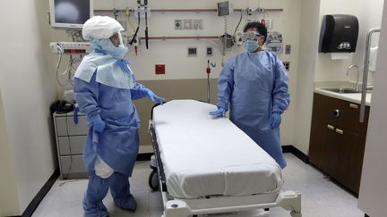 Une chambre d'isolement pour les futurs malades du virus Ebola, le 8 octobre 2014, dans un h&ocirc;pital de New York. (RICHARD DREW / AP / SIPA)