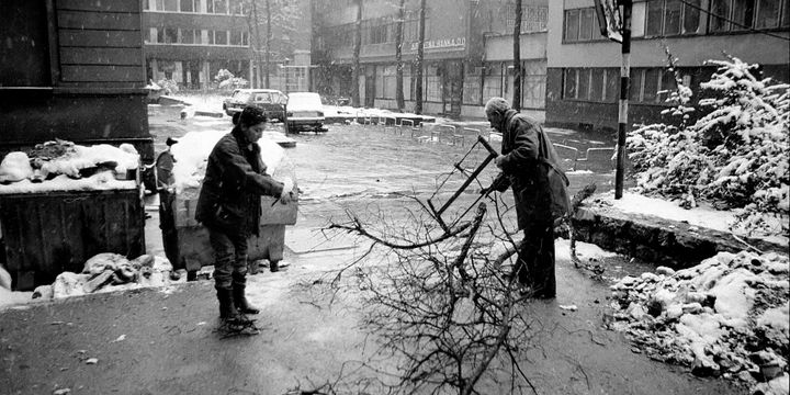 Si les développeurs ont choisi de situer «This War of Mine» dans un lieu fictif pour ne pas en réduire la portée («La guerre frappe toujours à la porte de quelqu'un»), le jeu rappelle fortement le siège de Sarajevo, qui avait duré de 1992 à 1996. (Commons)