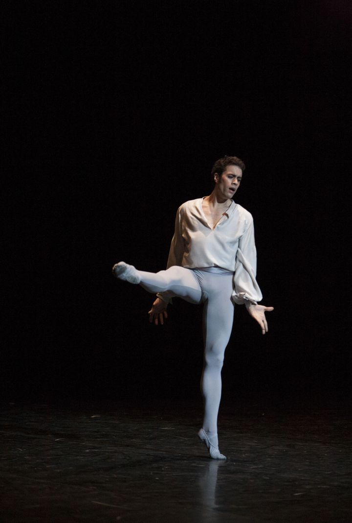 Mathias Heymann danse "Manfred"  
 (Sébastien Mathé / Opéra national de Paris)