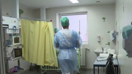 Santé : en pleine épidémie de bronchiolite, plus de 5 000 médecins alertent Emmanuel Macron sur la pénurie de lits (FRANCE 3)