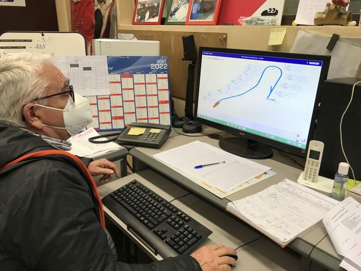 Alain Bessard surveille toujours la piste de Bobsleigh comme "son bébé", janvier 2022. (JÉRÔME VAL / RADIO FRANCE)