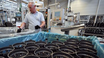 Un ouvrier de l'usine General Motors de Strasbourg, le 4 avril 2011. (FREDERICK FLORIN / AFP)