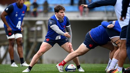 Le demi de mêlée et capitaine du XV de France, Antoine Dupont, à l'entraînement à Marcoussis, le 23 février 2022. (FRANCK FIFE / AFP)