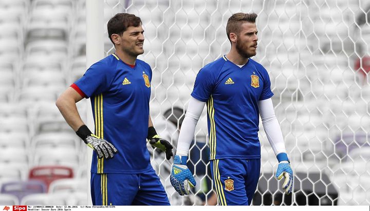 Iker Casillas et David De Gea, respectivement numéro un et numéro 2 des gardiens espagnols à l'Euro 2016, le 12 juin 2016 à Toulouse (Haute-Garonne). (MANU FERNANDEZ / AP / SIPA)