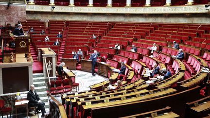 Le ministre de l'Economie s'adresse aux députés réunis en session réduite en raison de l'épidémie de coronavirus, le 19 mars 2020, à l'Assemblée nationale à Paris. (LUDOVIC MARIN / AFP)