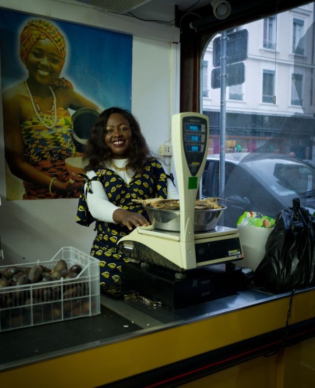 Odette dans son épicerie fine
 (Benjamin Vanderlick / &quot;A la Guillotière, la petite Afrique&quot;)