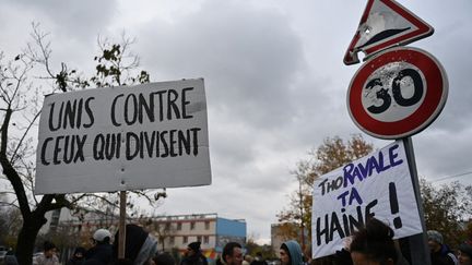 Une manifestation en "solidarité" avec la famille de Thomas, le jeune tué en marge d'un bal dans la Drôme, le 2 décembre 2023 à Romans-sur-Isère. (SYLVAIN THOMAS / AFP)