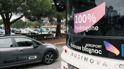 Un bus roulant à l'hydrogène à Blagnac en Haute-Garonne le 4 décembre 2023. (PATRICK BATARD / HANS LUCAS)