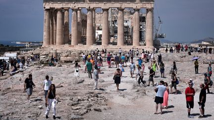 Les touristes visitent l'Acropole d'Ath&egrave;nes (Gr&egrave;ce), le 30 juin 2015. (LOUISA GOULIAMAKI / AFP)