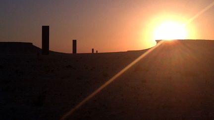 "East-West/West-East", une installation permanent de l'artiste américain Richard Serra dans le désert du Qatar (avril 2014)
 (Victoria Baux / AFP)