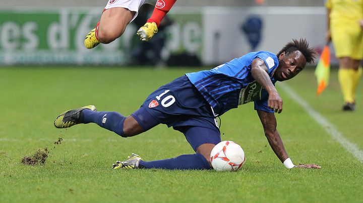 L'attaquant brestois Larsen Tour&eacute;, &agrave; la lutte pour le ballon, lors du match Reims-Brest, le 24 novembre 2012.&nbsp; (FRANCOIS NASCIMBENI / AFP)