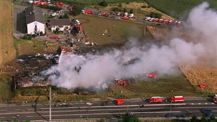 Le Concorde s'écrase sur Gonesse (Val d'Oise) quelques minutes après son décollage de Roissy, le 25 juillet 2000. (AFP PHOTO / MINISTERE DE L'INTERIEUR / JOACHIM BERTRAND / SECURITE CIVIL)