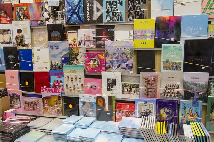 Dans le 13e arrondissement de Paris, chez Musica, les murs sont recouverts de disques de K-pop, le 25 septembre 2018 (ELODIE DROUARD / FRANCEINFO)