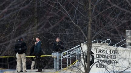 Des policiers devant un bâtiment du Maryland évacué (AFP)