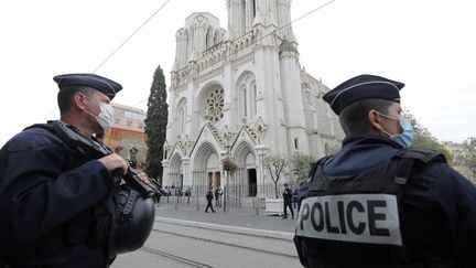 Des policiers en faction devant la basilique Notre-Dame à Nice le 29 octobre 2020.&nbsp; (ERIC GAILLARD / AFP)