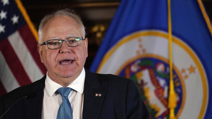 Le gouverneur Tim Walz s'adresse aux médias, le 9 novembre 2022 à Saint Paul (Minnesota). (ABBIE PARR / AP / SIPA)