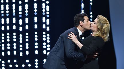 Un baiser langoureux entre le maître de cérémonie Laurent Lafitte et Catherine Deneuve.
 (ALBERTO PIZZOLI / AFP)