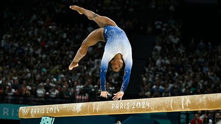 L'Américaine Simone Biles lors de la finale olympique de la poutre, en gymnastique artistique, à Paris, le 5 août 2024. (GABRIEL BOUYS / AFP)