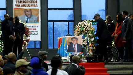 Des Congolais se recueillent le 5 février 2017 devant le cercueil d'Etienne Tshisekedi, exposé au palais de Heisey à Bruxelles. (Photo Reuters/François Lenoir)