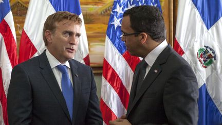 L'ambassadeur américain en République dominicaine, James Brewster (à g.), parle avec le ministre des Affaires étrangères dominicain&nbsp;Andres Navarro, le 12 janvier 2015, à Saint-Domingue. (ERIKA SANTELICES / AFP)