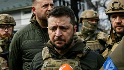 Le président ukrainien Volodymyr Zelensky, dans la ville de Boutcha, au nord-ouest de l'Ukraine, le 4 avril 2022. (RONALDO SCHEMIDT / AFP)