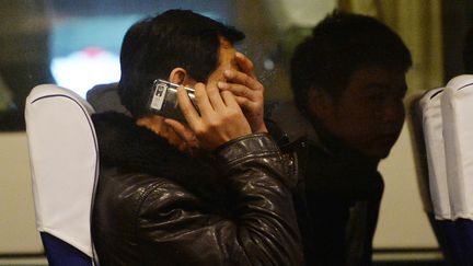 Des proches de passagers du&nbsp;Boeing 777 de Malaysia Airlines disparu en mer de Chine rejoignent leur h&ocirc;tel &agrave; P&eacute;kin (Chine), le 10 mars 2014. (MARK RALSTON / AFP)