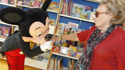 Bernadette Chirac est acceuillie par Mickey Mouse, lors d'une visite, le 14 f&eacute;vrier 2014, des nouveaux locaux du CHU de Nantes, en partie financ&eacute;s par l'op&eacute;ration pi&egrave;ces jaunes et Disney. (FABRICE ELSNER / SIPA)