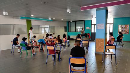 Le&nbsp;collège Henri-Barbusse&nbsp;accueille des collégiens pour leur proposer des activités ludo-éducatives cet été, à Vaulx-en-Velin, le 26 juillet. (ALEXANDRE BERTHAUD/ FRANCEINFO)