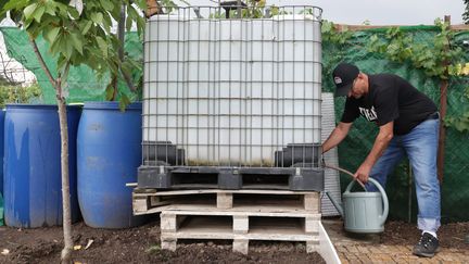 Les récupérateurs permettent de stocker l'eau de pluie, qui peut ensuite être utilisée pour arroser le jardin ou le potager. (DAREK SZUSTER / MAXPPP)