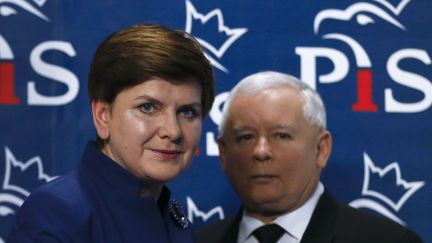 Beata Szydło, Première ministre de Pologne, accompagnée du chef du parti Droit et Justice, Jarosław Kaczyński, le 9 novembre 2015. (Kacper Pempel / Reuters)