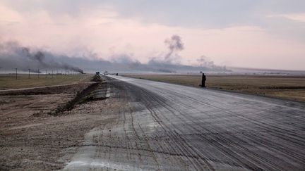 Des raffineries artisanales de p&eacute;tr&ocirc;le dans la province de Hassak&eacute; (Syrie), le 27 octobre 2014. (MAXPPP)