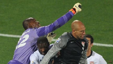 Le gardien ghanéen Richard Kingson devance le gardien américain Tim Howard (ROBERTO SCHMIDT / AFP)