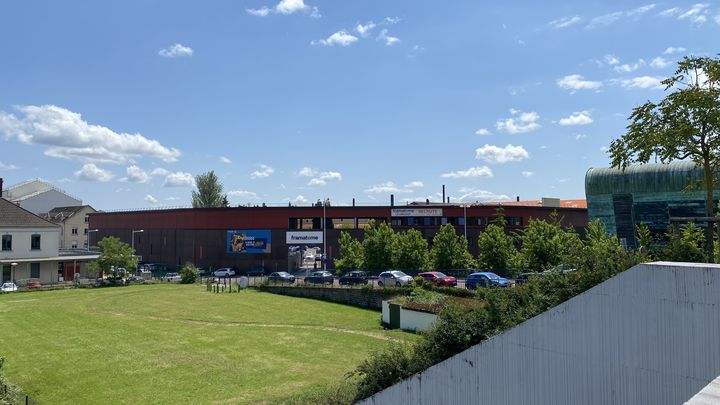 Une grande affiche d'appel au recrutement chez Framatome, entreprise spécialisée dans le nucléaire, est visible, au Creusot, en Saône-et-Loire. (ELOISE ROGER / RADIOFRANCE)