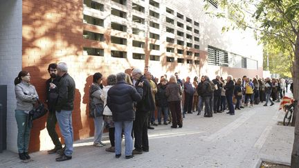 Des Catalans patientent devant un bureau de vote, le 9 novembre 2014 &agrave; Sabadell, en Catalogne (Espagne). (  MAXPPP)