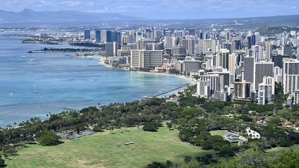 Cette photographie montre Waikiki et Honolulu, à Hawaï, depuis le cratère Diamond Head, le 20 février 2022. (DANIEL SLIM / AFP)