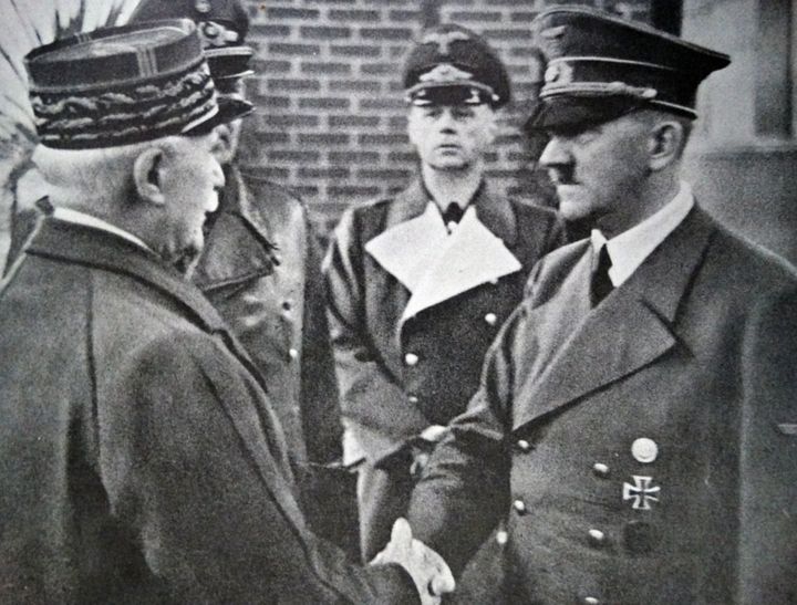 Philippe Pétain et Adolf Hitler, le 24 octobre 1940 à&nbsp;Montoire-sur-le-Loir (Loir-et-Cher). (ANN RONAN PICTURE LIBRARY / ANN RONAN PICTURE LIBRARY / AFP)