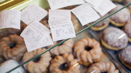 Des tickets de caisse reposent sur le comptoir d'une pâtisserie à Leipzig (Allemagne), le 7 janvier 2020. (JAN WOITAS / DPA-ZENTRALBILD)