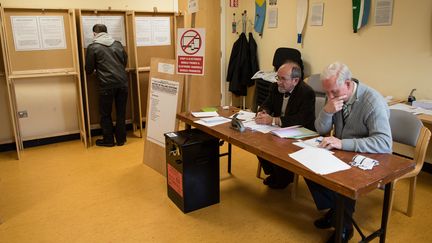 Dans un bureau de vote, le 26 février 2016 à Dublin (Irlande). (LEON NEAL / AFP)