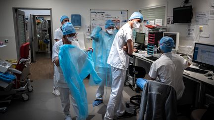 Des soignants du service de réanimation de l'hôpital Lyon-Sud à Pierre-Benite (Rhône), le 7 avril 2021.&nbsp; (JEAN-PHILIPPE KSIAZEK / AFP)