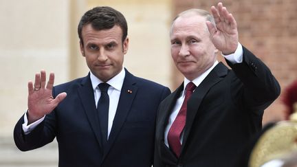 Emmanuel Macron et Vladimir Poutine, lors d'une rencontre à Versailles, en mai 2017. (STEPHANE DE SAKUTIN / AFP)