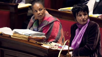 La ministre de la Justice, Christiane Taubira (&agrave; gauche) et la ministre d&eacute;l&eacute;gu&eacute;e &agrave; la Famille, Dominique Bertinotti, sur les bancs de l'Assembl&eacute;e Nationale, le 4 f&eacute;vrier 2013. (JOEL SAGET / AFP)