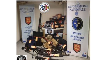 Photo des armes saisies chez l'homme condamné lundi 23 octobre 2023 à Evreux pour détention non autorisée d'armes à feu diffusée sur le site de la gendarmerie nationale de l'Eure. (CAPTURE D'ECRAN)