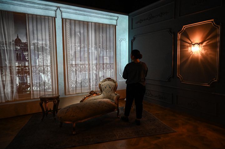 A visitor stands in a room representing Maria Callas' bedroom in Paris, in the recently inaugurated Maria Callas Museum in central Athens, October 25, 2023. (THEOPHILE BLOUDANIS / AFP)